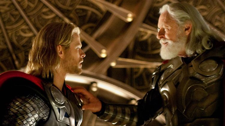 Nordische Götter aus Hollywood: Chris Hemsworth (l.) als Thor und Anthony Hopkins als Odin.