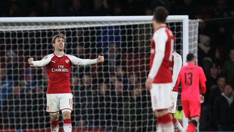 Nacho Monreal feiert: Arsenal steht im Ligapokal-Finale.