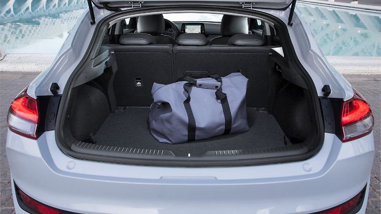 Mit 450 Litern Kofferraum sollte sich auch die Urlaubsfahrt im i30 Fastback bewältigen lassen.