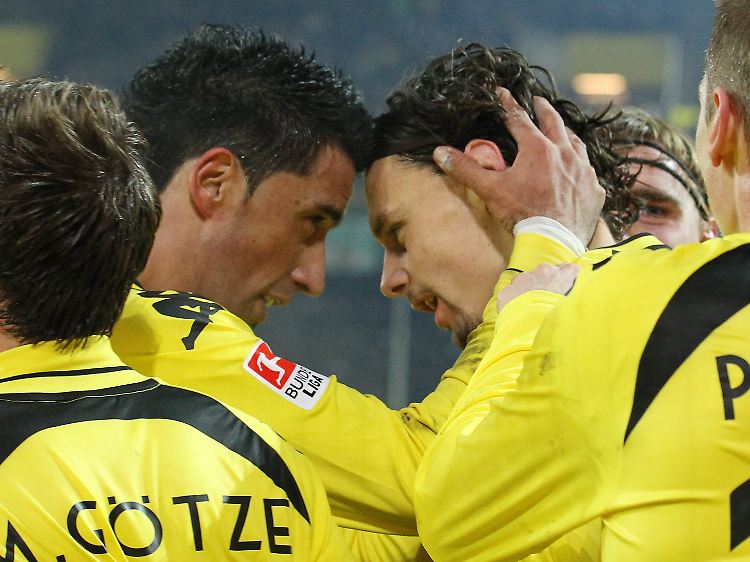 Freude vor dem Halbzeittee: Lucas Barrios und Neven Subotic feiern den Ausgleich mit dem Pausenpfiff.
