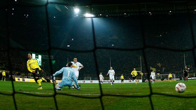 Lucas Barrios erzielt den 4:1-Endstand beim letztlich auch in der Höhe verdienten BVB-Heimsieg.