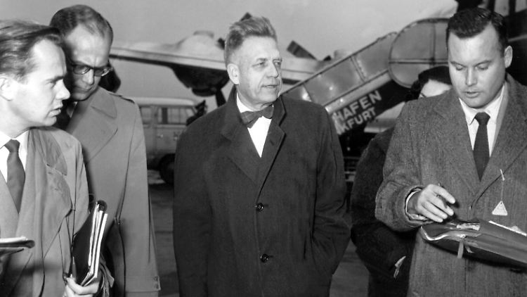 Alfred Kinsey (Mitte) wird 1955 von Journalisten am Frankfurter Flughafen befragt. In den puritanischen USA schlugen seine Berichte ein wie eine Granate.