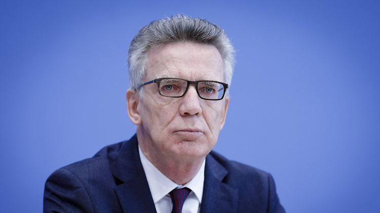 De Maizière will sich erst auf andere Themen konzentrieren - dann auf die Verteilung von Flüchtlingen.