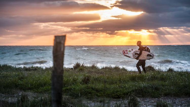 Ab in die Wellen: Da auf Fehmarn fast immer Wind weht, ist die Insel bei Surfern beliebt.