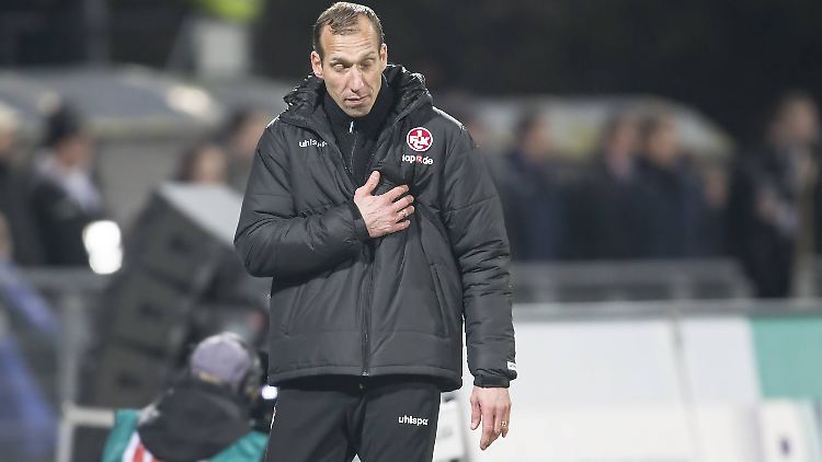 Strasser klagt in der Halbzeitpause des Auwärtsspiels gegen Darmstadt 98 über Unwohlsein.