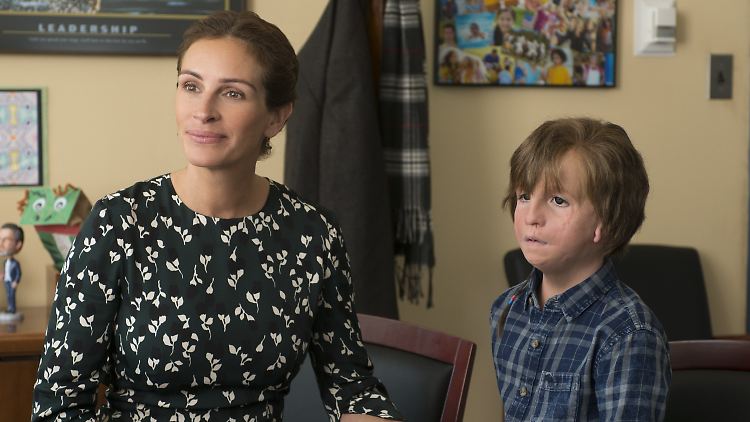 Hat Auggie bisher zu Hause unterrichtet, nun muss er in die Schule: Julia Roberts als Auggies Mom.