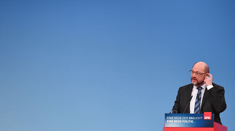 Über Martin Schulz wird gesprochen, auch parteiintern. Bevor die SPD in die Verhandlungen mit der Union tritt, beraten die Parteimitglieder über die Zukunft ihres Chefs.