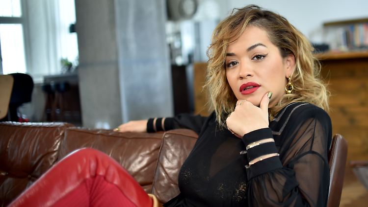 FKK-Kaffeekränzchen? Setzt sie da einen neuen Trend? Rita Ora.