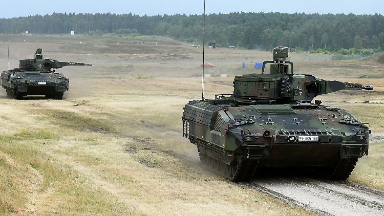 Zwei Schützenpanzer "Puma" auf dem Erprobungsgelände von Rheinmetall in Unterlüß in der Lüneburger Heide.