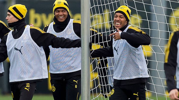 So viel Spaß gibt's beim BVB: Pierre-Emerick Aubameyang macht offenbar gute Mine zum bösen Spiel.
