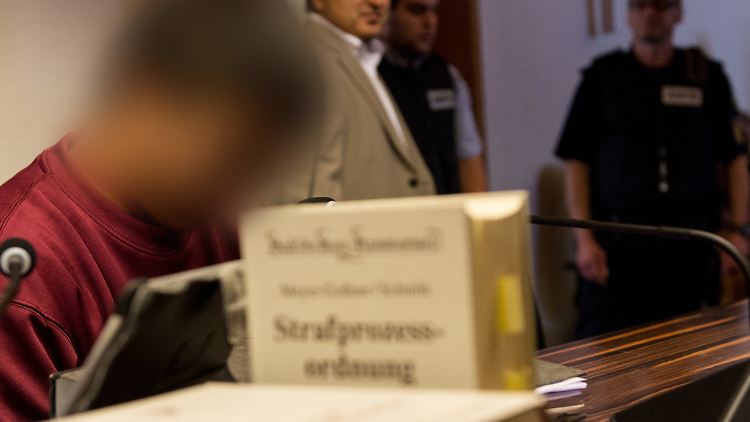 Hussein K. soll 2013 auf Korfu ein Mädchen über eine Hafenmauer geworfen haben. Sie überlebte schwer verletzt. 