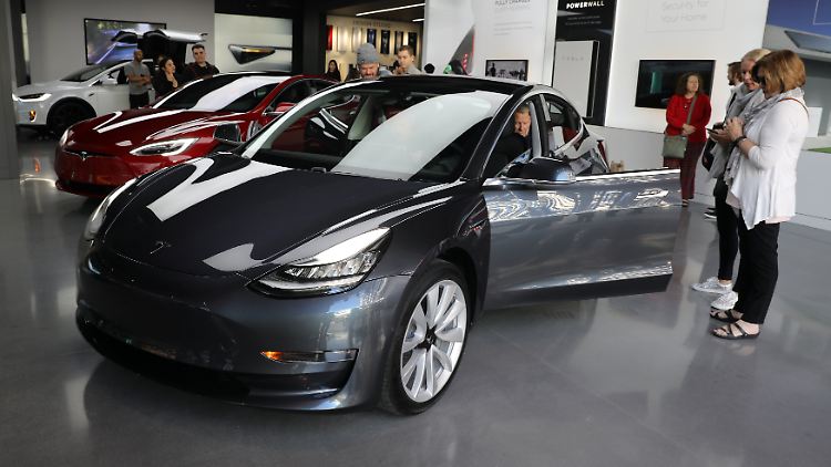 Das Model 3 von Tesla in einem Showroom.