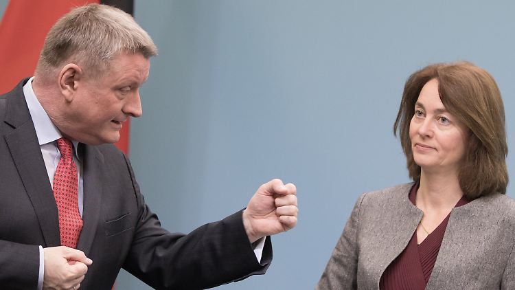 Gesundheitsminister Gröhe von der CDU mit Familienministerin Barley von der SPD: Ob die beiden auch im neuen Kabinett Merkel sitzen? 
