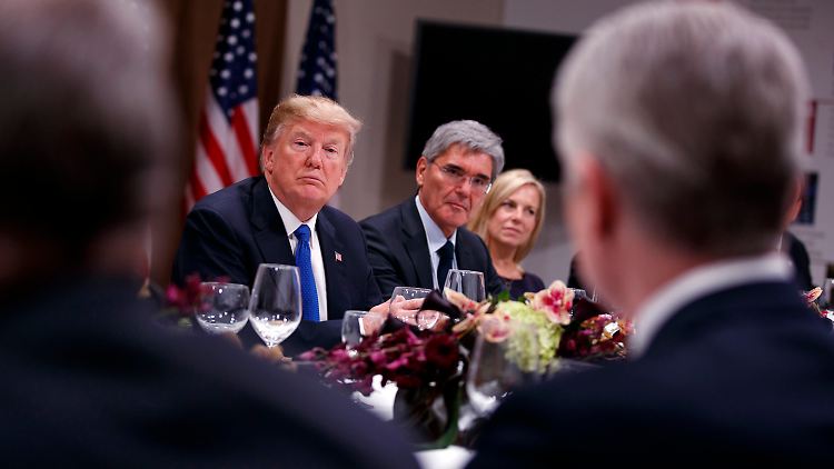 Beim Abendessen in Davos war von Rassismus und Ausgrenzung keine Rede, sondern nur von der Steuerreform und neuen Jobs. 