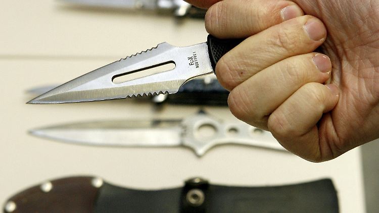 Ein Polizist präsentiert in der Polizeiinspektion in Miltenberg ein beschlagnahmtes Faustmesser. 
