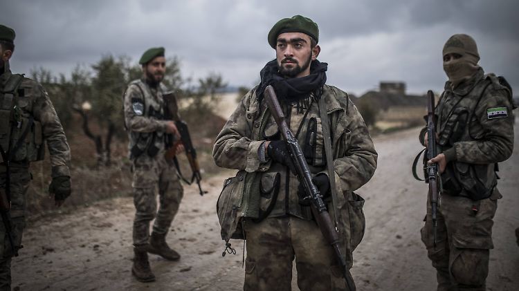 Kämpfer der Freien Syrischen Armee (FSA), die von der Türkei unterstützt werden, im Nordwesten Syriens