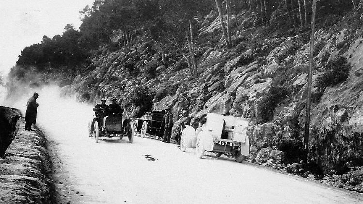 Der Mercedes-Simplex 40 PS von Henri de Rothschild (alias "Dr. Pascal") bei der Erprobung auf der Strecke von Nizza nach La Turbie im März 1902.