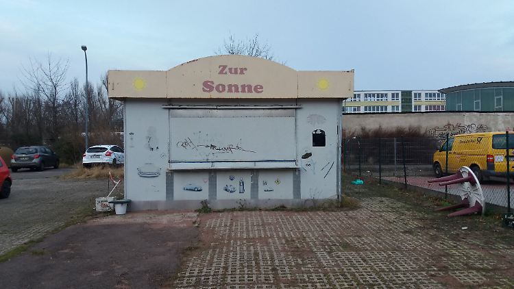 Brüder, zur Sonne, zur Freiheit? Nicht mehr an dieser Imbissbude in Wolfen-Nord. Der Stadtteil von Bitterfeld-Wolfen verödet zusehends.