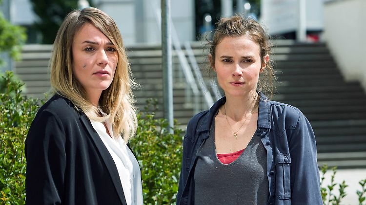 Ihre Zeit als Duo endet bald: Henni Sieland (Alwara Höfels, l.) und Karin Gorniak (Karin Hanczewski).