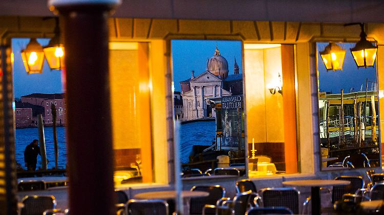 Venedig wird überrannt von Touristen - manche Hotel- und Restaurantbesitzer nutzen das auf unlautere Weise aus.