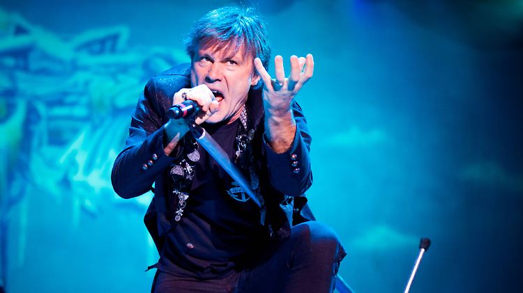 So kennt man ihn vor allem - als Einpeitscher bei Iron Maiden: Bruce Dickinson.