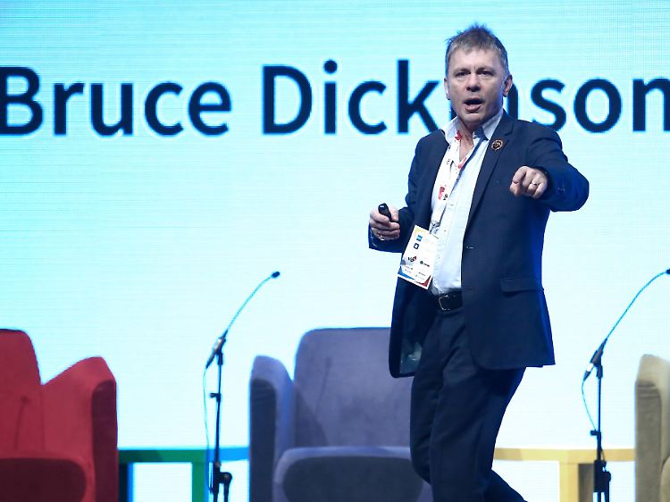Heute kann Dickinson auch ganz anders - zum Beispiel wenn er auf einer Konferenz zur Gründung von Startups spricht.