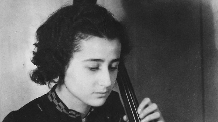 Anita Lasker mit ihrem Cello in Berlin 1938. 