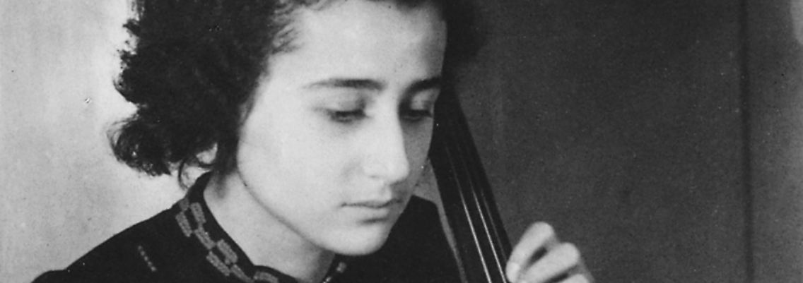 Anita Lasker mit ihrem Cello in Berlin 1938.
