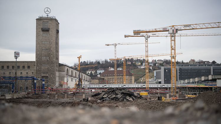 Wie eine klaffende Wunde im Stadtzentrum von Stuttgart: Die Großbaustelle im südwestdeutschen Schienennetz bleibt Bahn, Anwohnern und dem Steuerzahler ein paar Jahre länger erhalten.