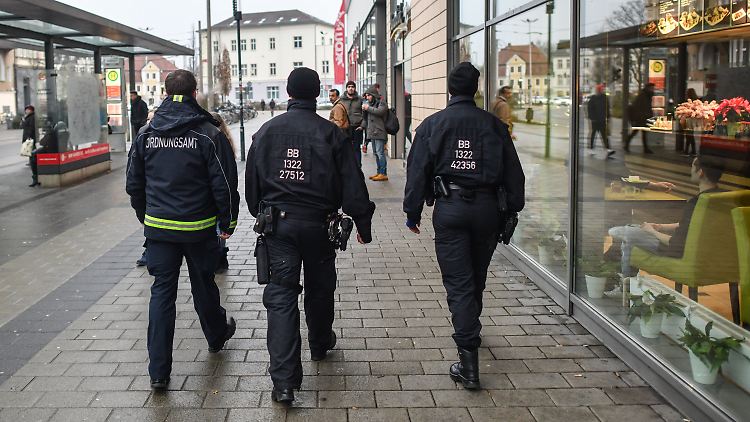 Ein Mitarbeiter des Ordnungsamtes und zwei Beamte der Bereitschaftspolizei auf Streife in Cottbus. 