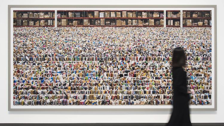 Ein Kunstfotograf blickt bei Amazon ins Warenlager: Das großformatige Bild von Starfotograf Andreas Gursky ist derzeit in der Hayward Gallery in London zu sehen.