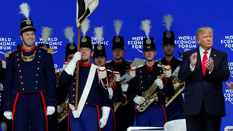 Alpenidyll: Trump mit Schweizer Musikern in Davos.