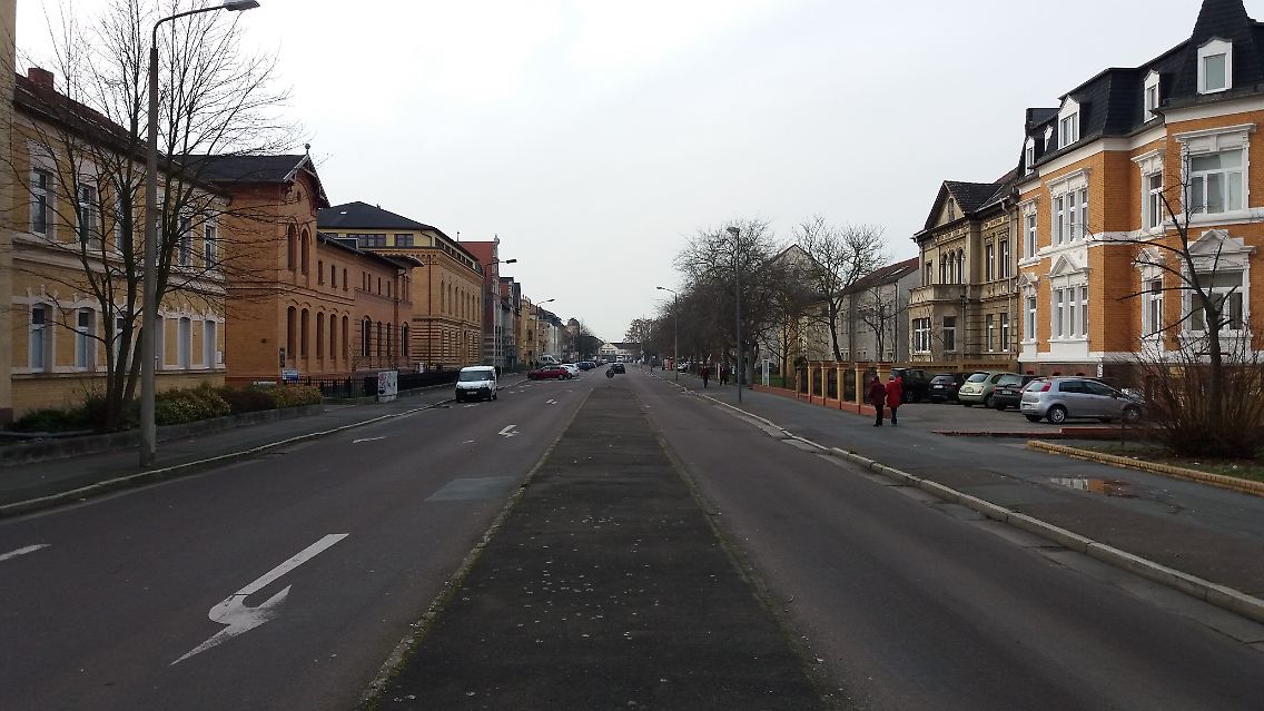 Die Stadt selbst hat davon nur in begrenztem Ausmaß profitiert. Die fast überall in Ostdeutschland grassierende Entvölkerung hat in Bitterfeld noch stärker als anderswo zugeschlagen, weil die Stadt fast ausschließlich von der ansässigen Industrie abhängig war.