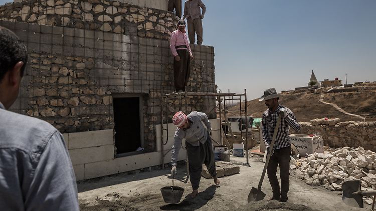 Wie hier im irakischen Bashiqa machen sich Jesiden daran, ihre Tempel wieder aufzubauen.