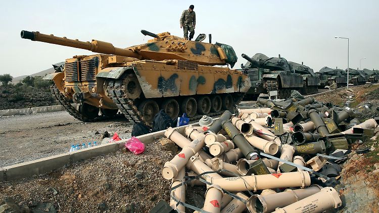 Der türkische Präsident Erdogan rechtfertigt die schleppende Operation Olivenzweig mit der Behauptung, dass die YPG Menschen als Schutzschilde verwende.