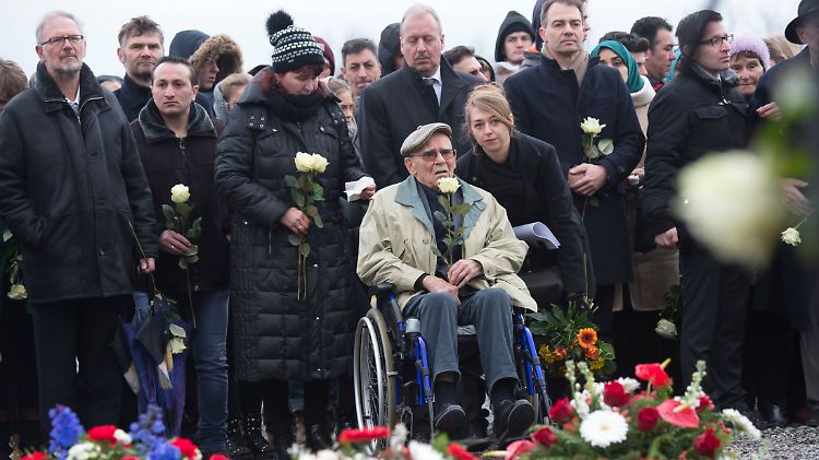 Auch im früheren Konzentrationslager Buchenwald legten Überlebende Blumen nieder.