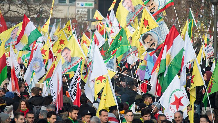Viele Demonstranten verstießen gegen das Verbot, das Konterfei Abdullah Öcalans zu zeigen.