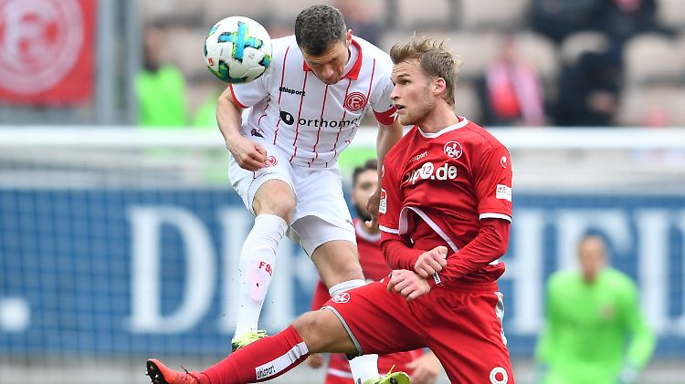 Es geht um den Ball: Kaiserslauterns Sebastian Andersson  und der Düsseldorfer Oliver Fink.