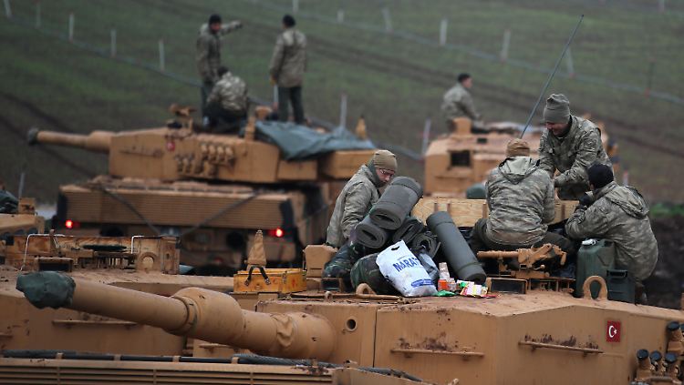 Tükrische Panzer an der syrisch-türkischen Grenze: Präsident Erdogan will seinen "kleinen Mehmet" - ein Spitzname für das türkische Militär - in den Nordwesten Syriens einmarschieren lassen.
