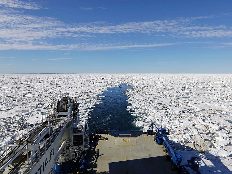 Ein finnischer Eisbrecher durchquert die Nordwestpassage - wegen der Erderwärmung ist die Route vom Atlantik in den Pazifik immer häufiger benutzbar.