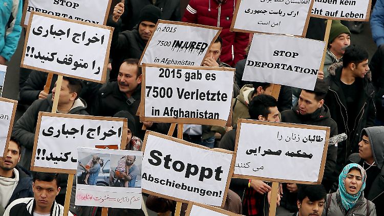 Diese Demonstranten können sich über das verpasste Regierungsziel freuen.