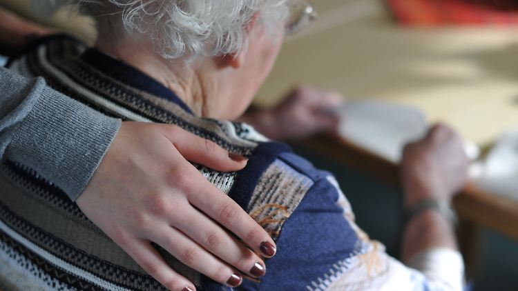 In Deutschland leben etwa 3 Millionen Pflegebedürftige - Tendenz steigend.