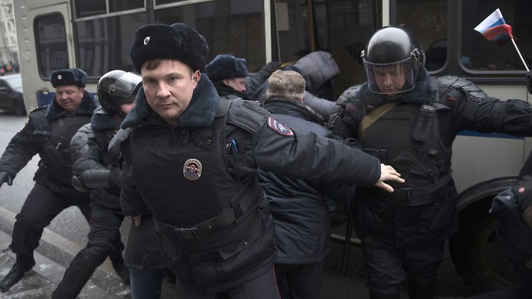 Nawalny (hinten Mitte) wird von Polizisten in Moskau festgenommen.