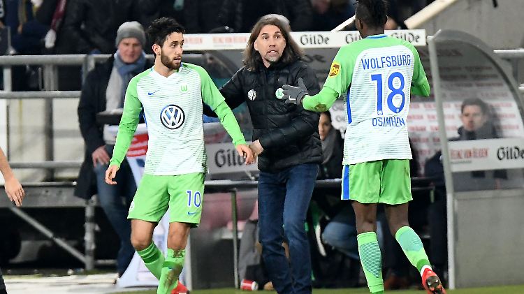 Nicht zu fassen: Wolfsburgs Yunus Malli  bejubelt sein Tor in Hannover mit Victor Osimhen und Wolfsburgs Trainer Martin Schmidt.