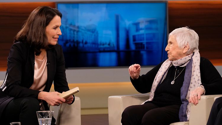 Esther Bejarano (r.) hält die Erinnerung an den Schrecken von Auschwitz hoch.