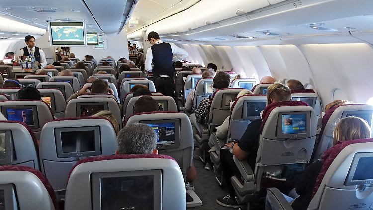 Es ist ratsam, sich im Flugzeug zwischendurch die Beine zu vertreten.