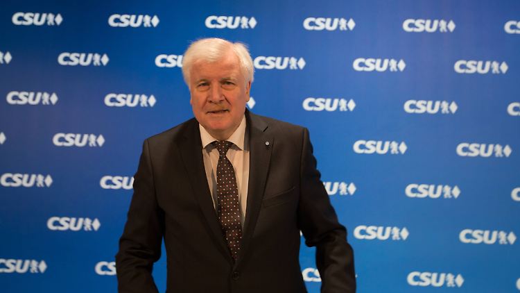 Mit der Arbeit von Horst Seehofer sind die wenigsten Befragten zufrieden.