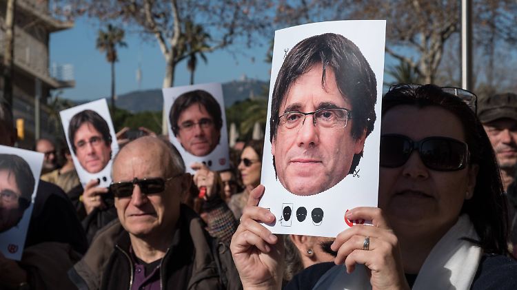 Hunderte demonstrierten am Sonntag in Barcelona für inhaftierte katalanische Politiker - und für Carles Puigdemont.