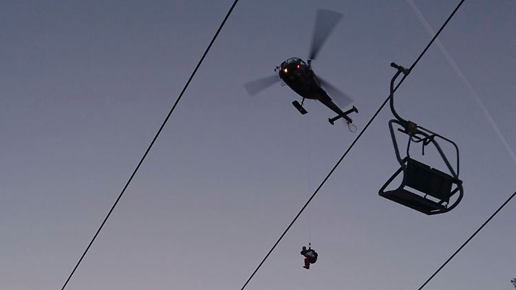 Hilfe kommt aus der Luft: Per Hubschrauber holen Bergretter die festsitzenden Skifahrer aus ihrer misslichen Lage.