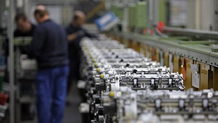 Grenzwerte am Arbeitsplatz: In einem Werk von Mercedes Benz in Berlin werden Dieselmotoren produziert.